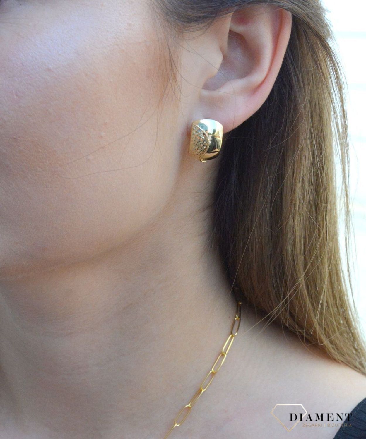 Złote kolczyki pr 333 grawerowane brzegi KL 6929 333. Eleganckie, zdobione złote kolczyki w formie blaszek z grawerowanym brzegiem wykonane ze złota próby 333. Waga około 2,60 gram. Ich kształt jest uniwersalny, a dzięki swoje.jpg